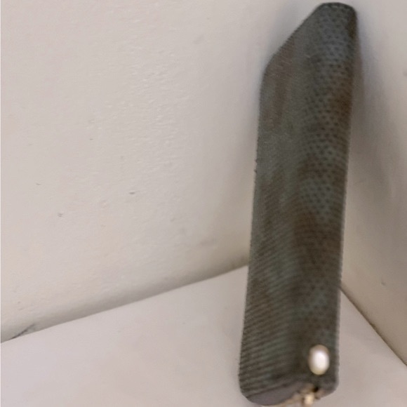 2 Chic Deconstructed  floral Faux Shagreen full Zipper Wallet. Green OS - Picture 5 of 12